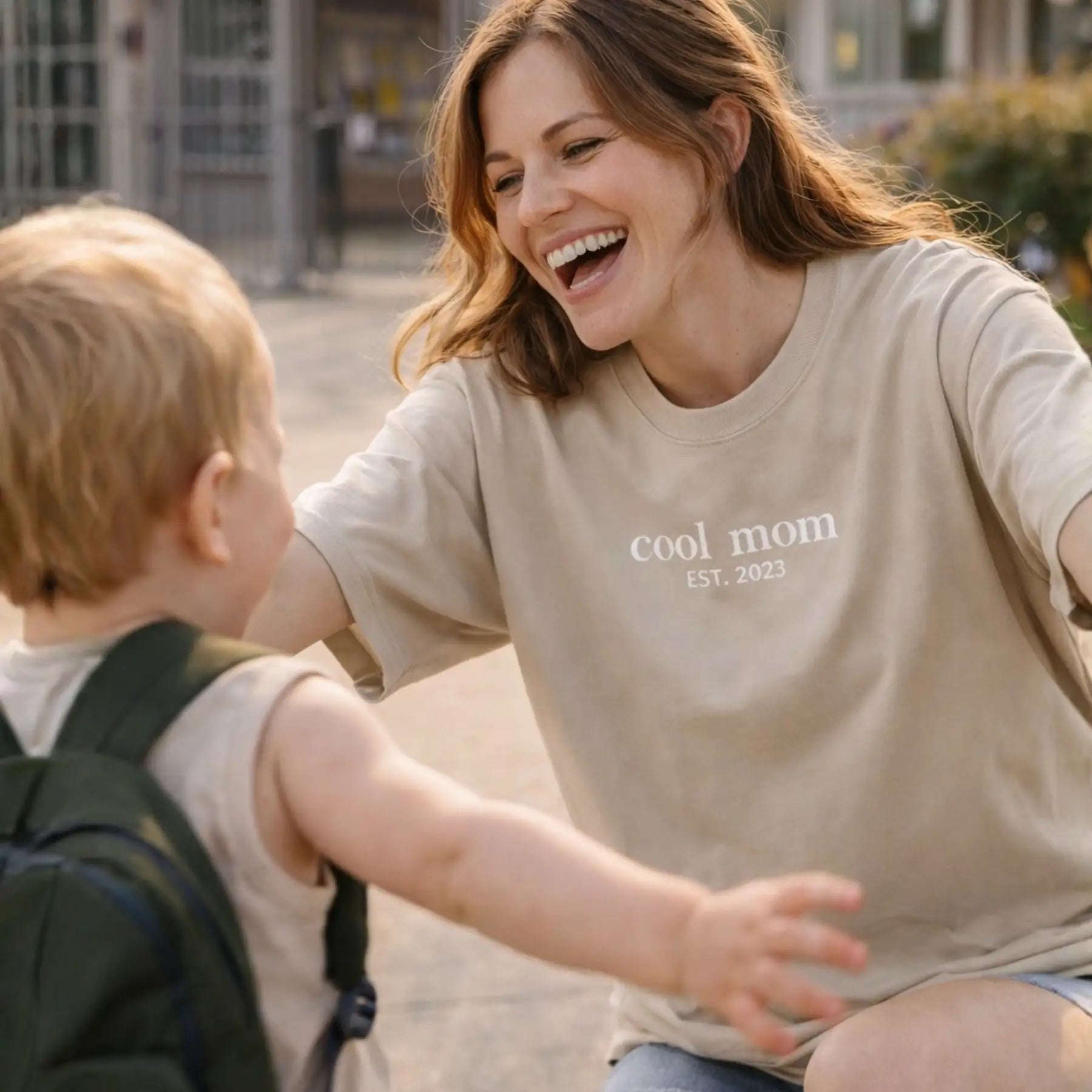 “cool mom” - Personalisiertes, besticktes Heavy Cotton T-Shirt