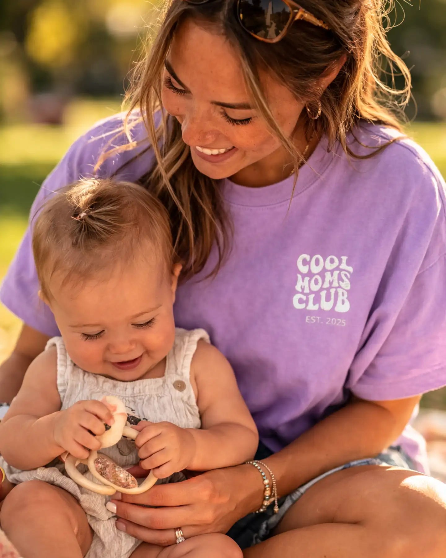 “Cool Moms Club“ - Personalisiertes, besticktes Heavy Cotton T-Shirt