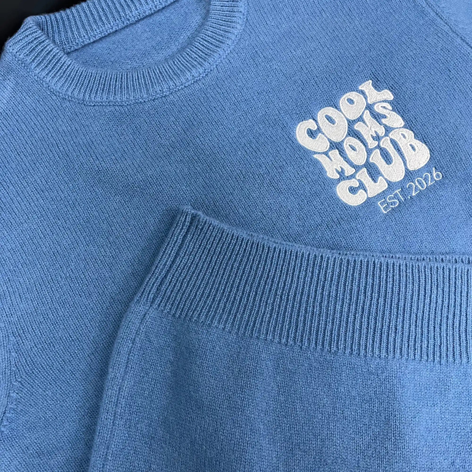 "Cool Moms Club" – Bestickter Knit Sweater aus 100% Wolle mit Kindernamen und Datum