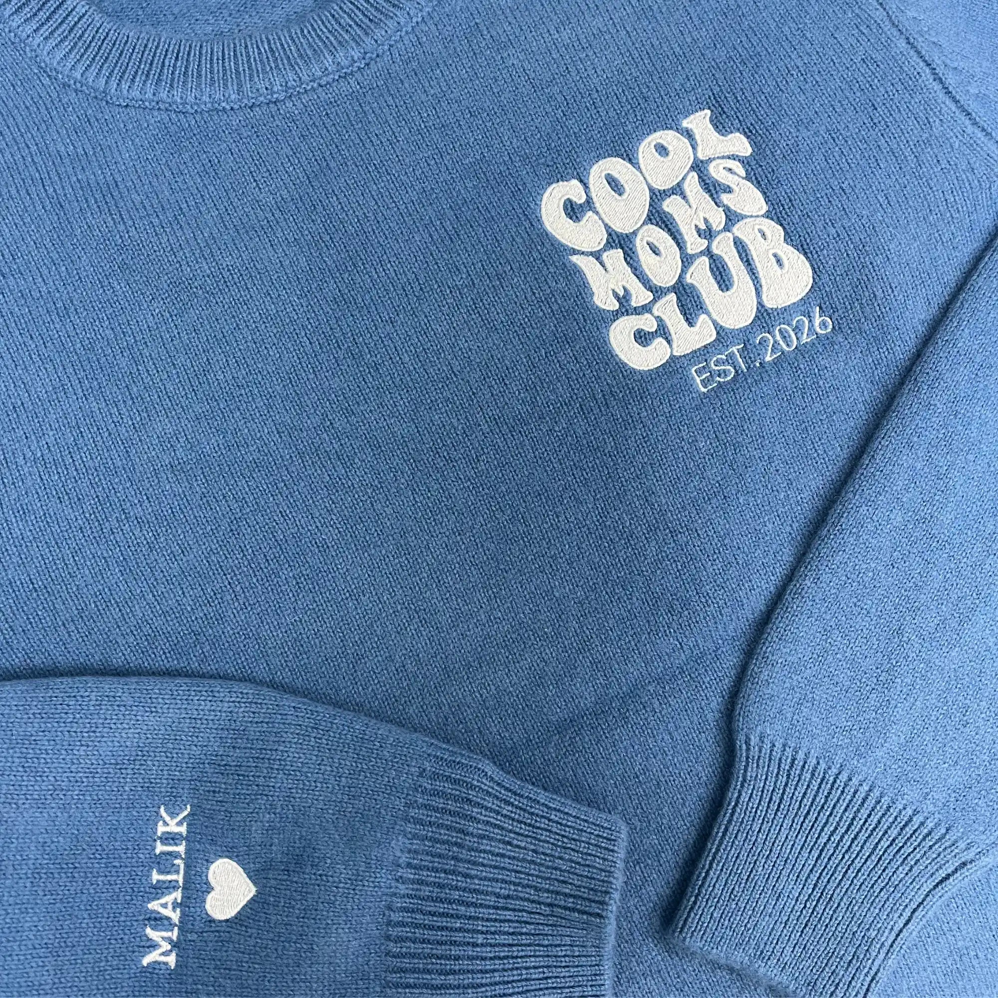 "Cool Moms Club" – Bestickter Knit Sweater aus 100% Wolle mit Kindernamen und Datum