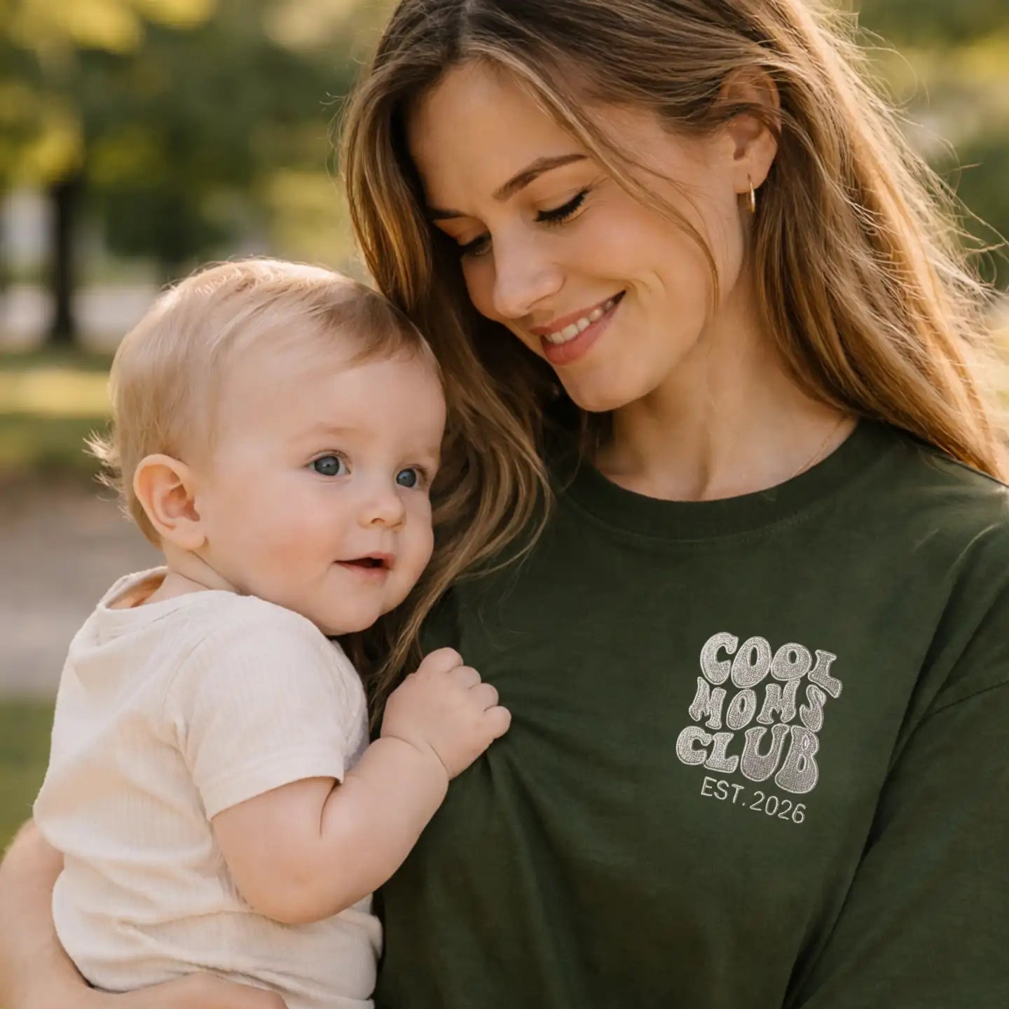 “Cool Moms Club“ - Personalisiertes, besticktes Heavy Cotton T-Shirt