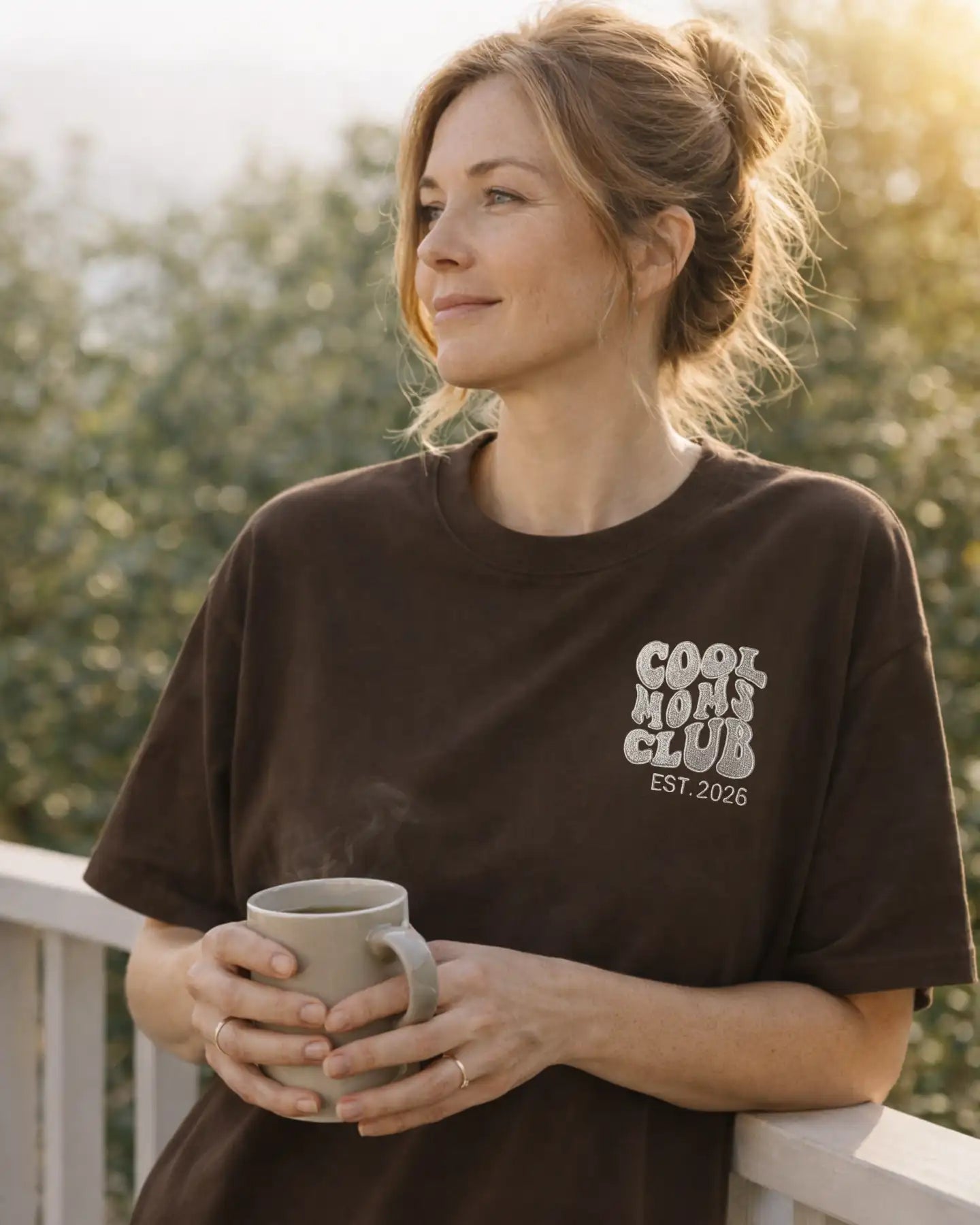 “Cool Moms Club“ - Personalisiertes, besticktes Heavy Cotton T-Shirt