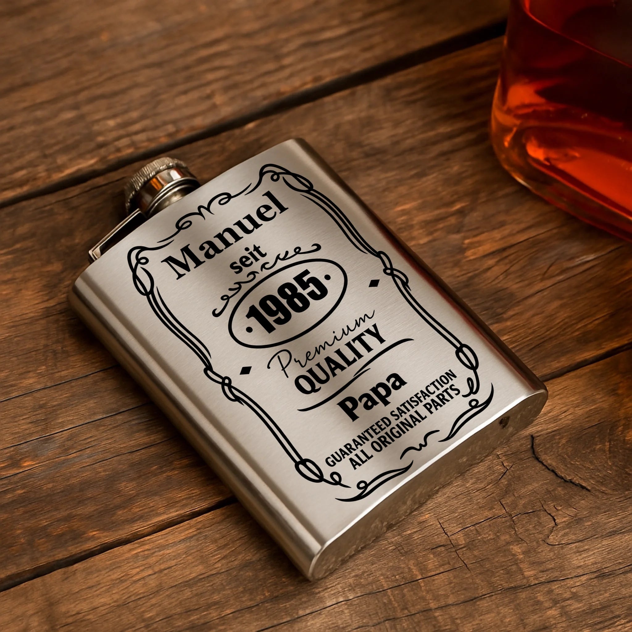 Flachmann Mockup 2 - liegend auf Holztisch