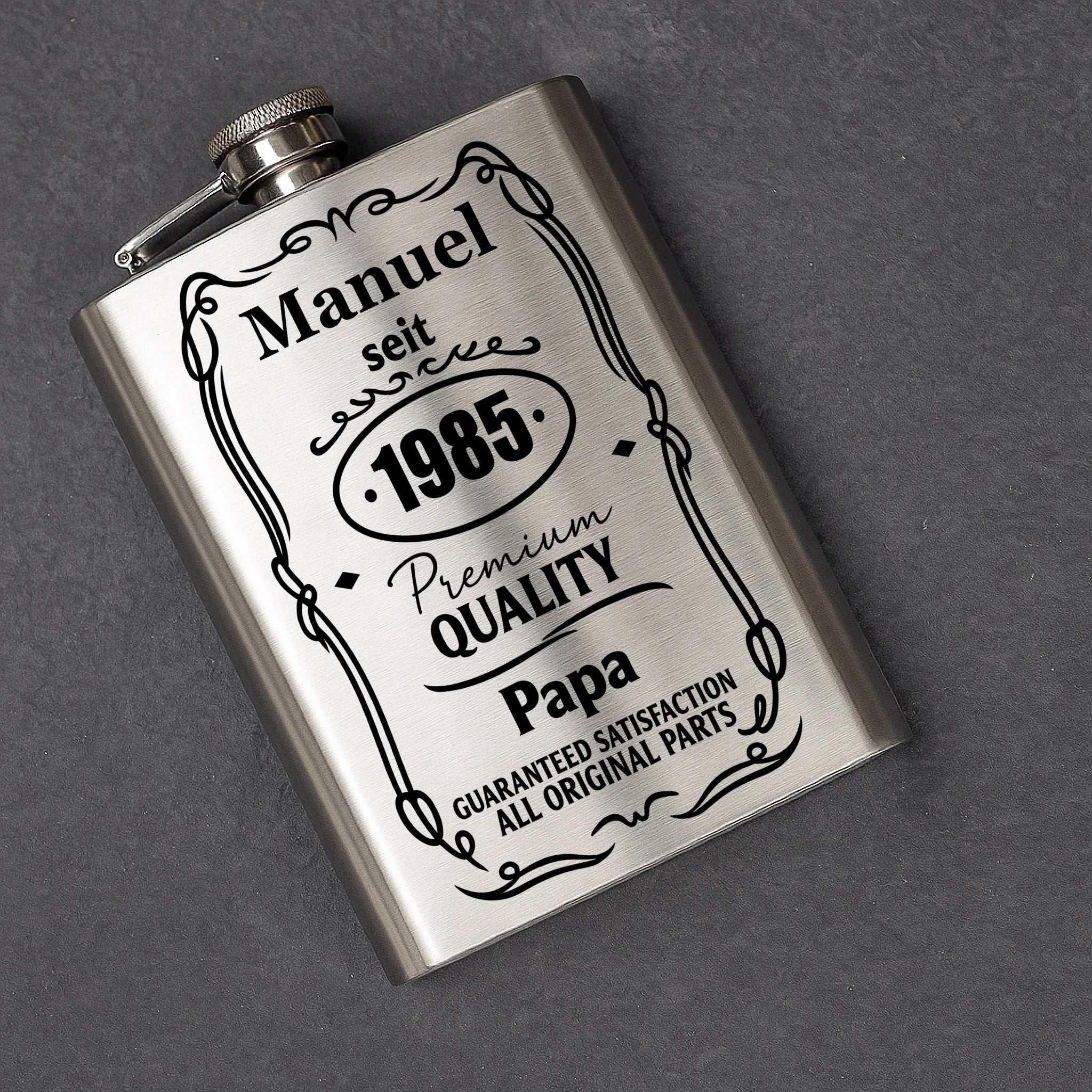 Flachmann Mockup 1 - Grauer Hintergrund