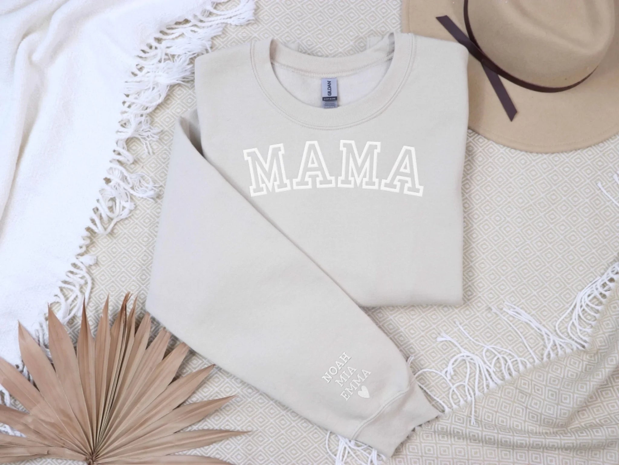 "Mama" - Personalisiertes, besticktes Sweatshirt mit Kindernamen