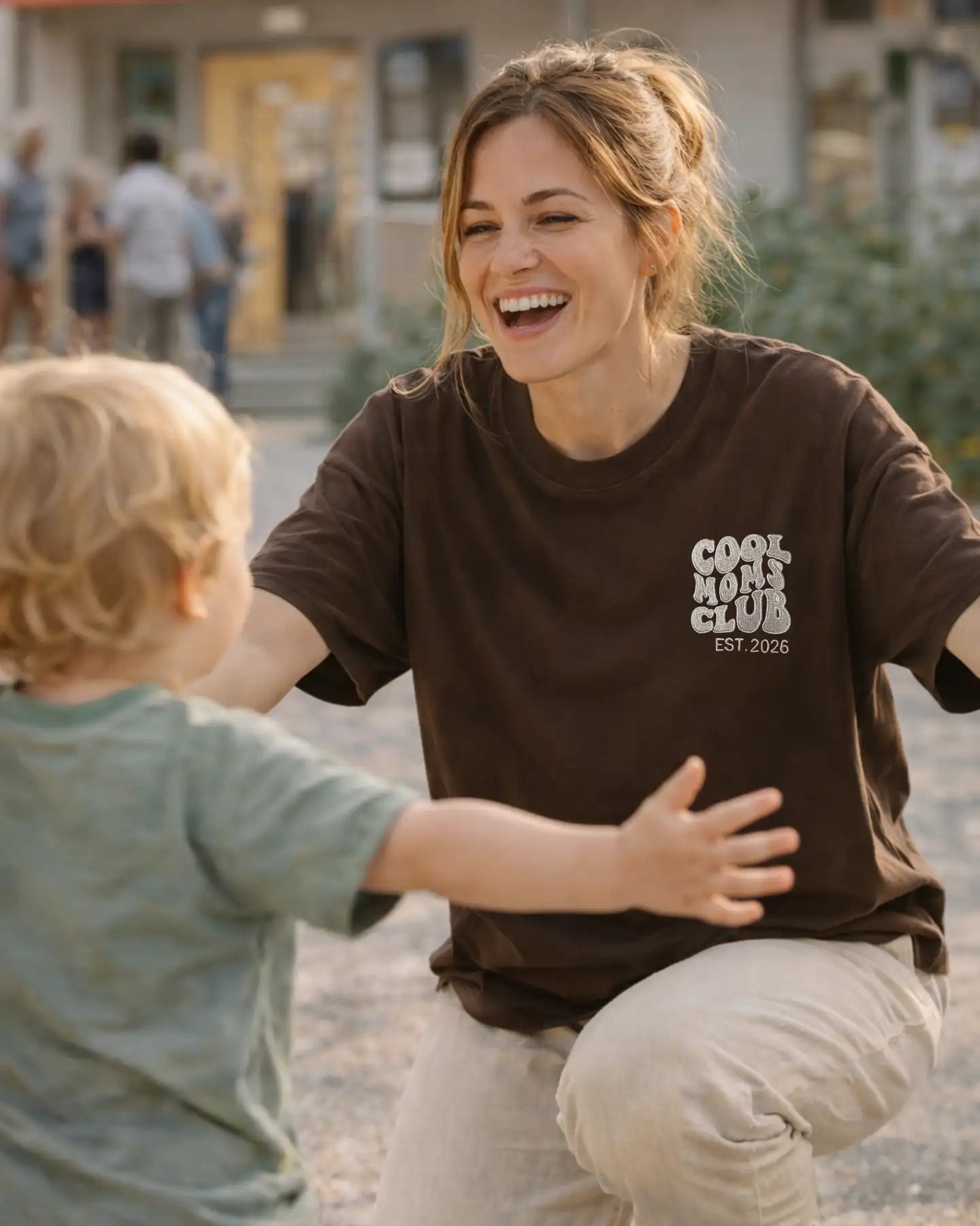 “Cool Moms Club“ - Personalisiertes, besticktes Heavy Cotton T-Shirt