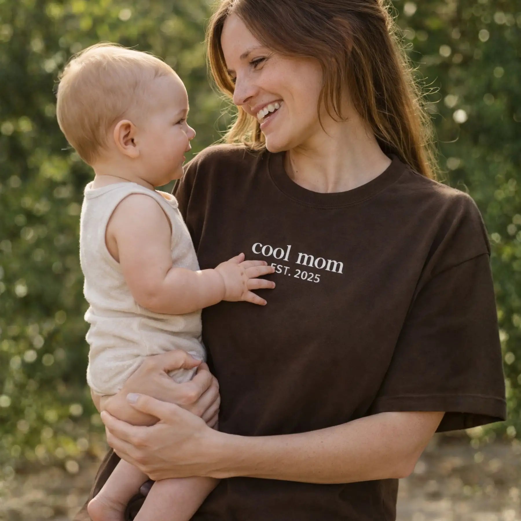“cool mom” - Personalisiertes, besticktes Heavy Cotton T-Shirt