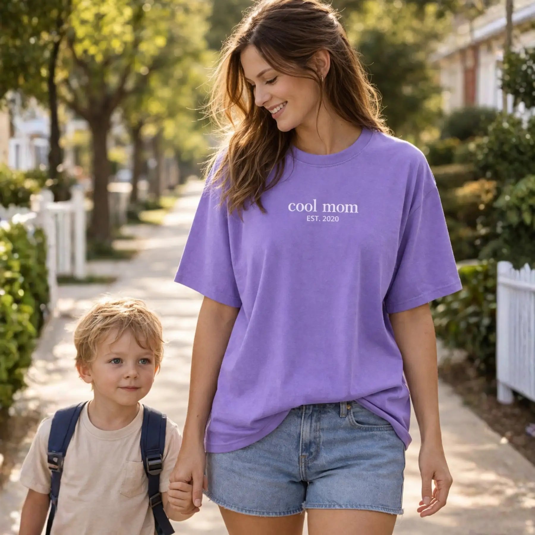 “cool mom” - Personalisiertes, besticktes Heavy Cotton T-Shirt