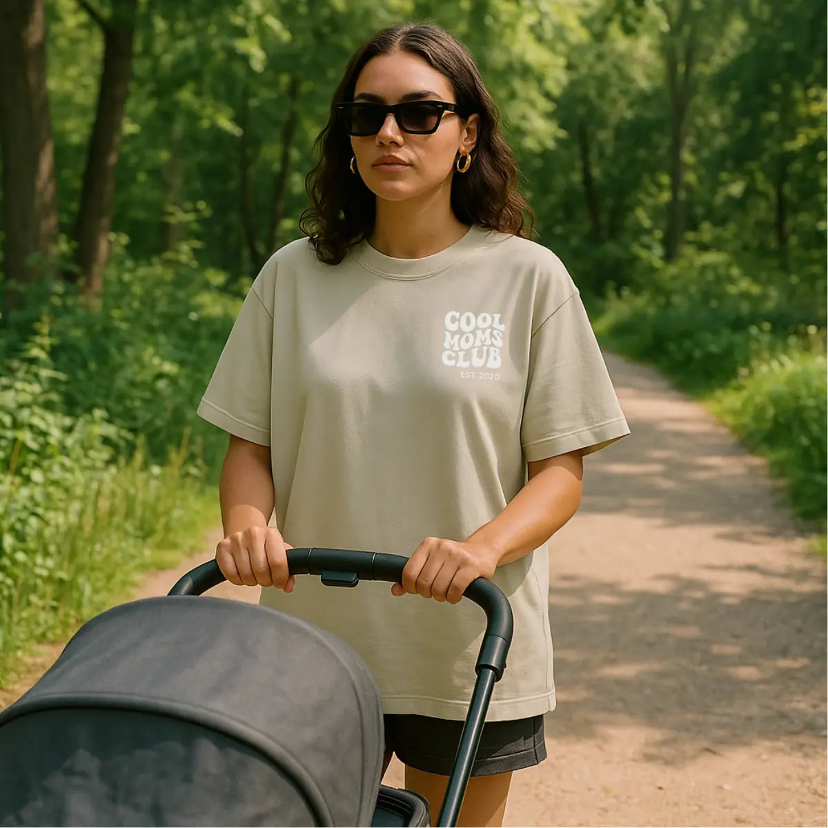 “Cool Moms Club“ - Personalisiertes, besticktes Heavy Cotton T-Shirt