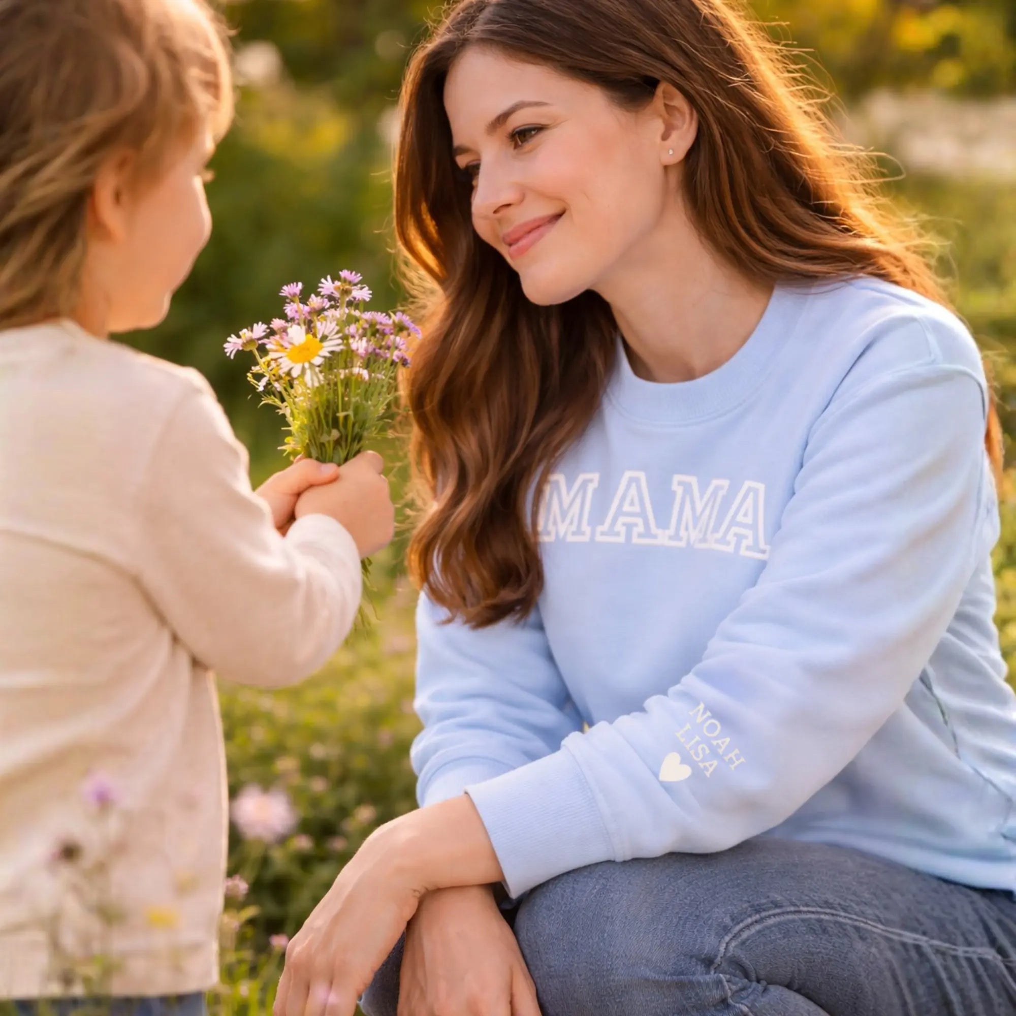 "Mama" - Personalisiertes, besticktes Sweatshirt mit Kindernamen