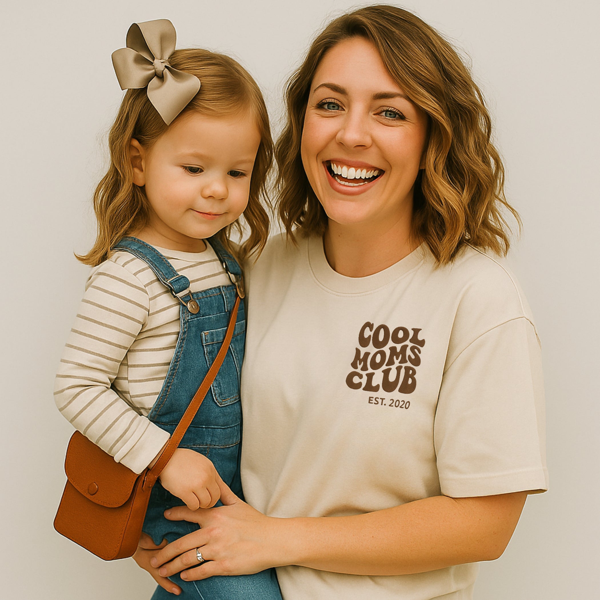 “Cool Moms Club“ - Personalisiertes, besticktes Heavy Cotton T-Shirt