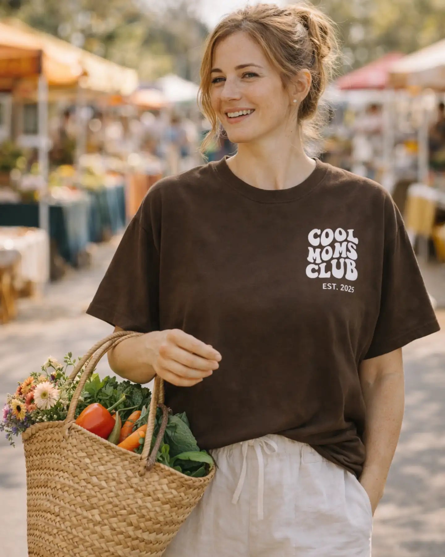 “Cool Moms Club“ - Personalisiertes, besticktes Heavy Cotton T-Shirt
