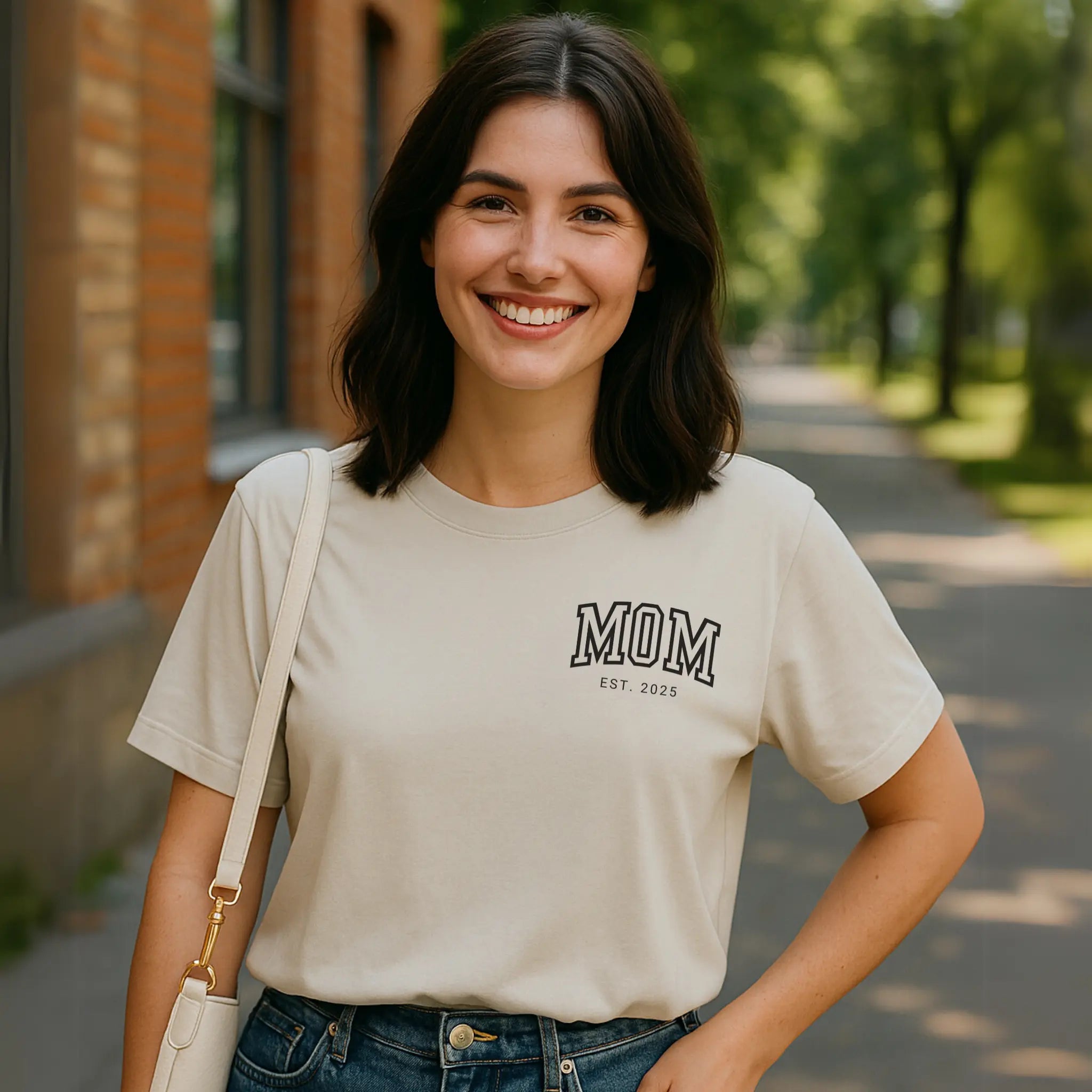 “MOM” - Personalisiertes Heavy Cotton T-Shirt