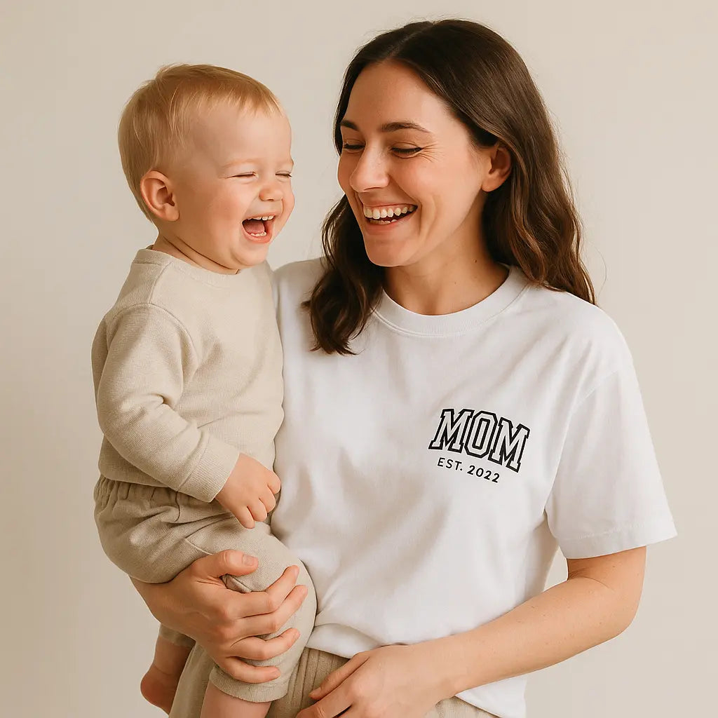 “MOM” - Personalisiertes Heavy Cotton T-Shirt