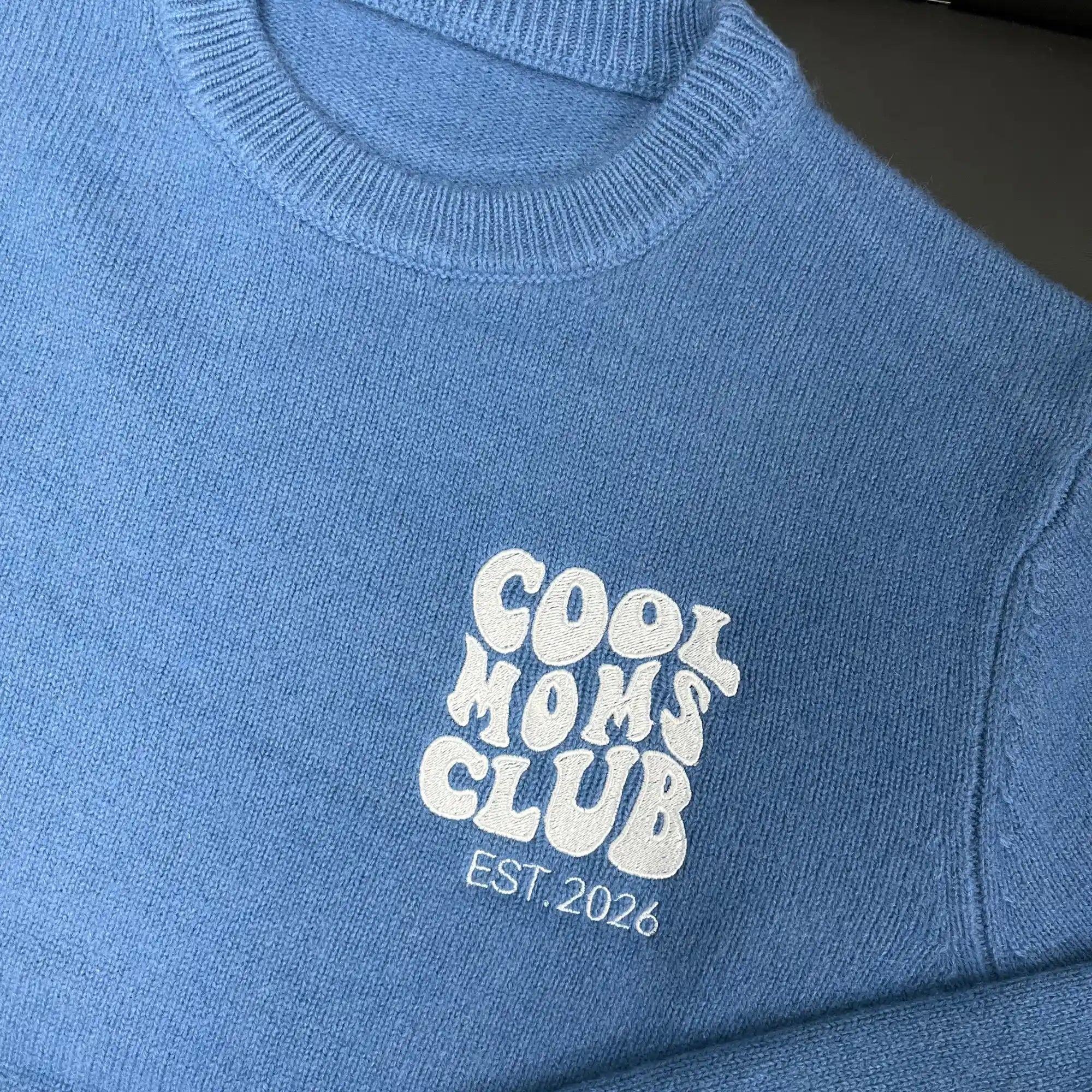 "Cool Moms Club" – Bestickter Knit Sweater aus 100% Wolle mit Kindernamen und Datum