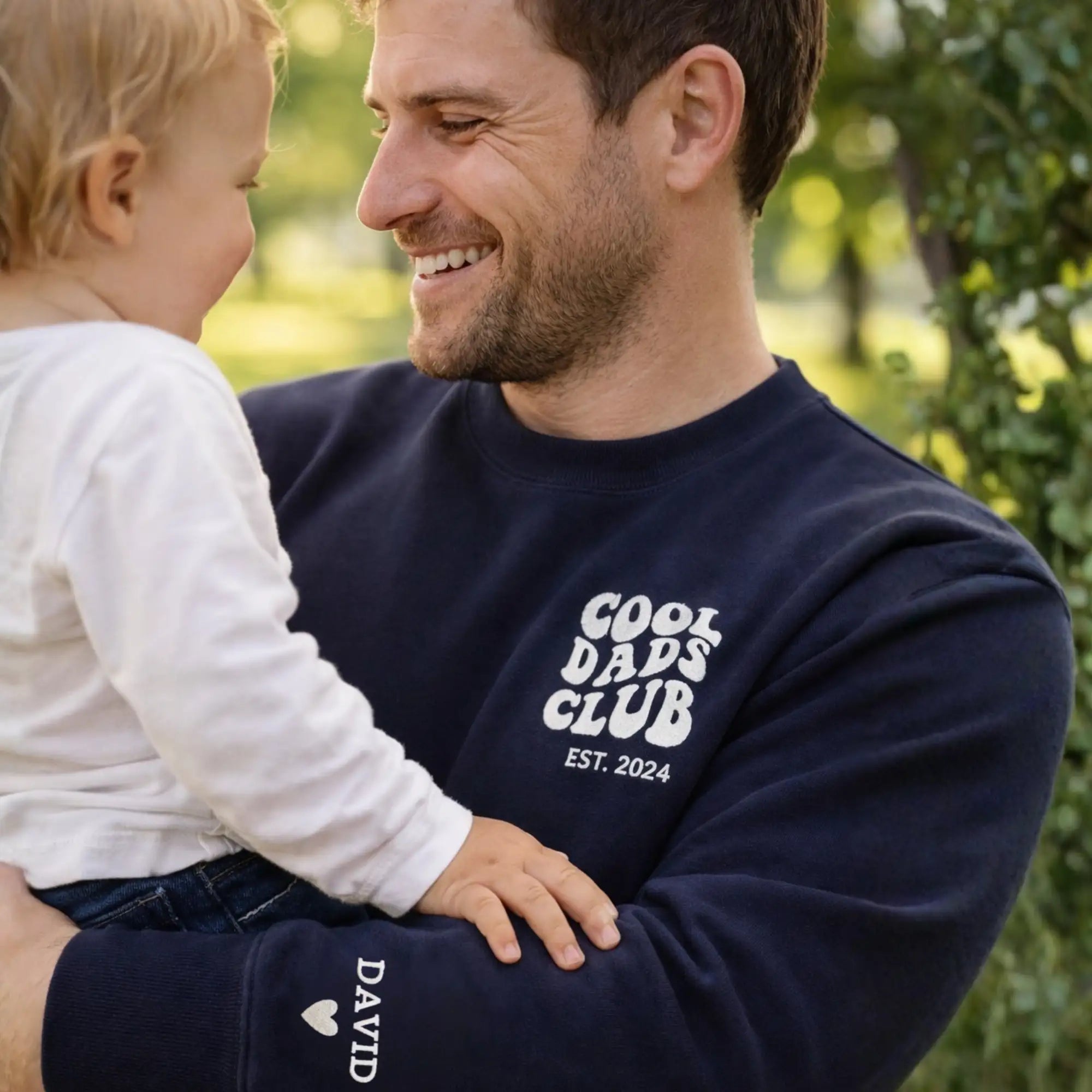 “Cool Dads Club” - Personalisiertes, besticktes Sweatshirt mit Kindernamen und Datum
