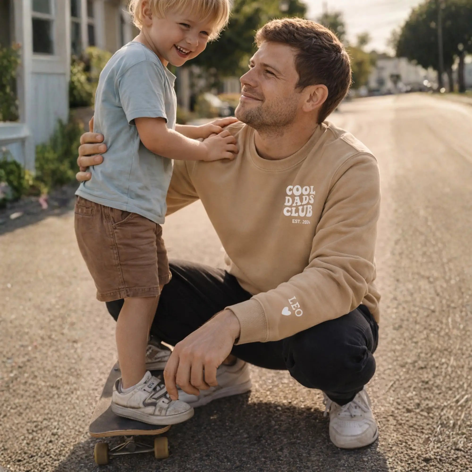 “Cool Dads Club” - Personalisiertes, besticktes Sweatshirt mit Kindernamen und Datum