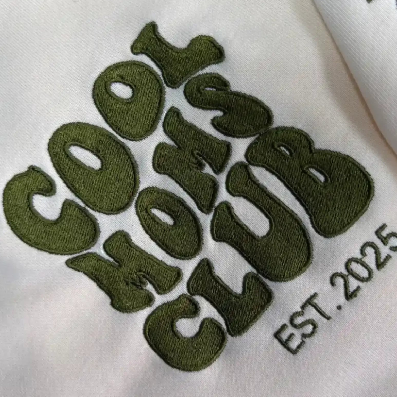 Cool_Moms_Club_-_Personalisiertes_Sweatshirt_mit_Kindernamen_und_Datum_-_White_Green_-_Real_Product_Close_Up_2