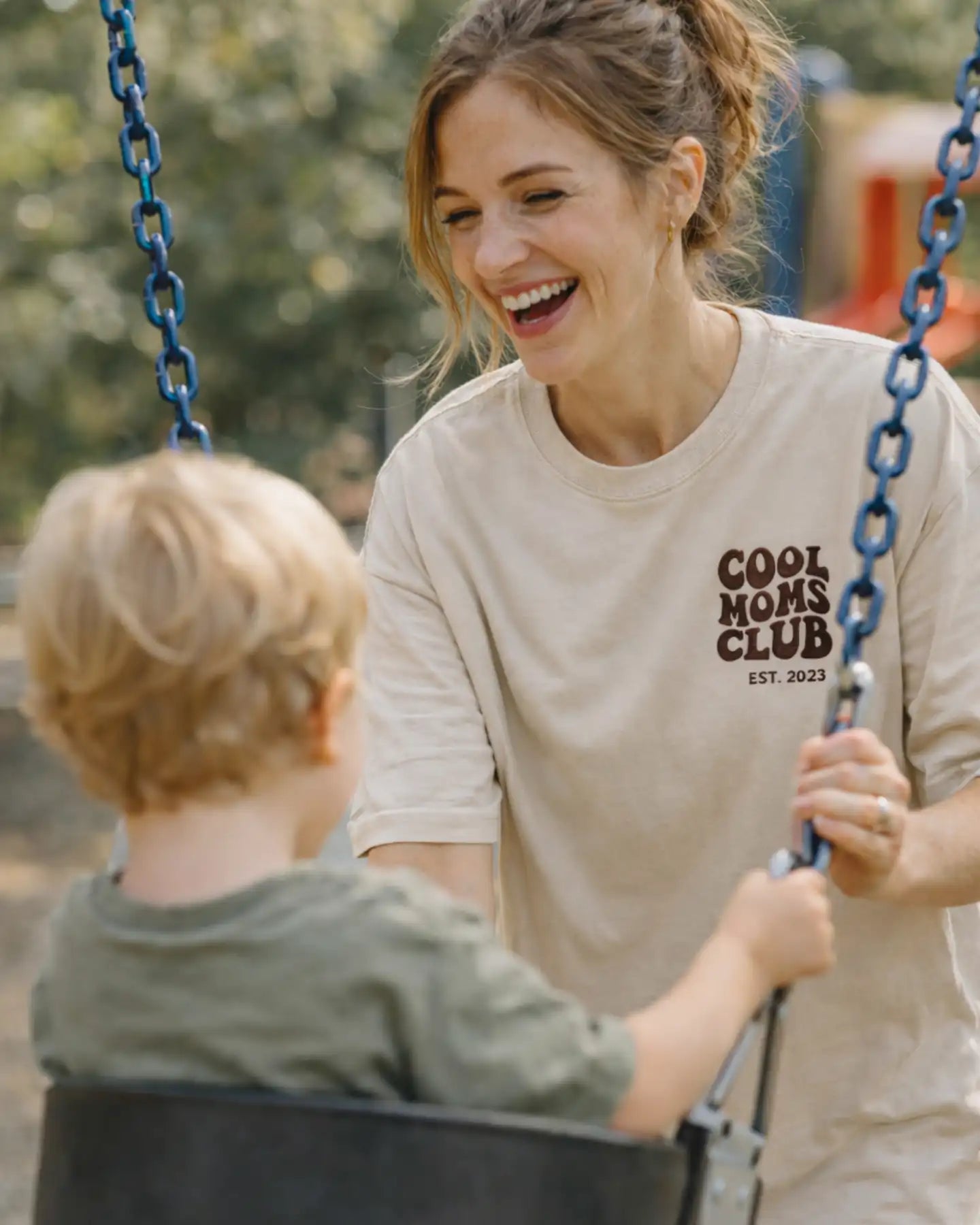 “Cool Moms Club“ - Personalisiertes, besticktes Heavy Cotton T-Shirt