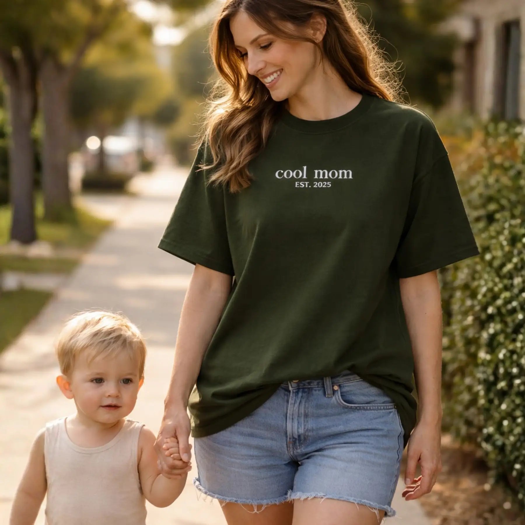“cool mom” - Personalisiertes, besticktes Heavy Cotton T-Shirt