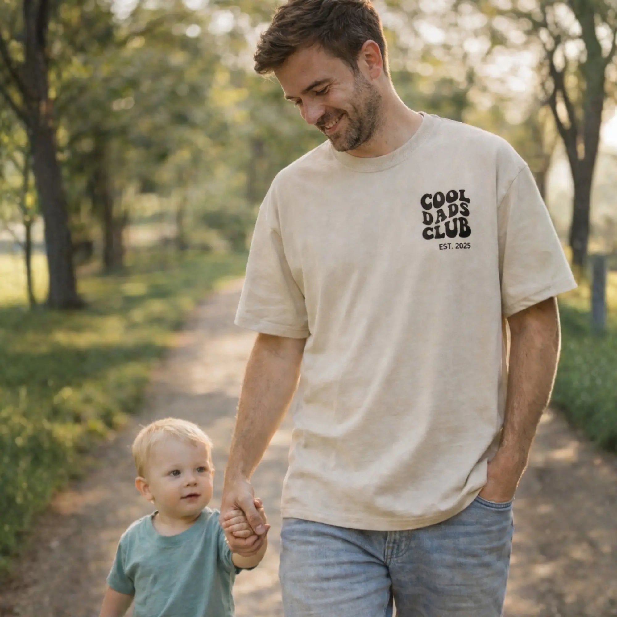 “Cool Dads Club“ - Personalisiertes, besticktes Heavy Cotton T-Shirt