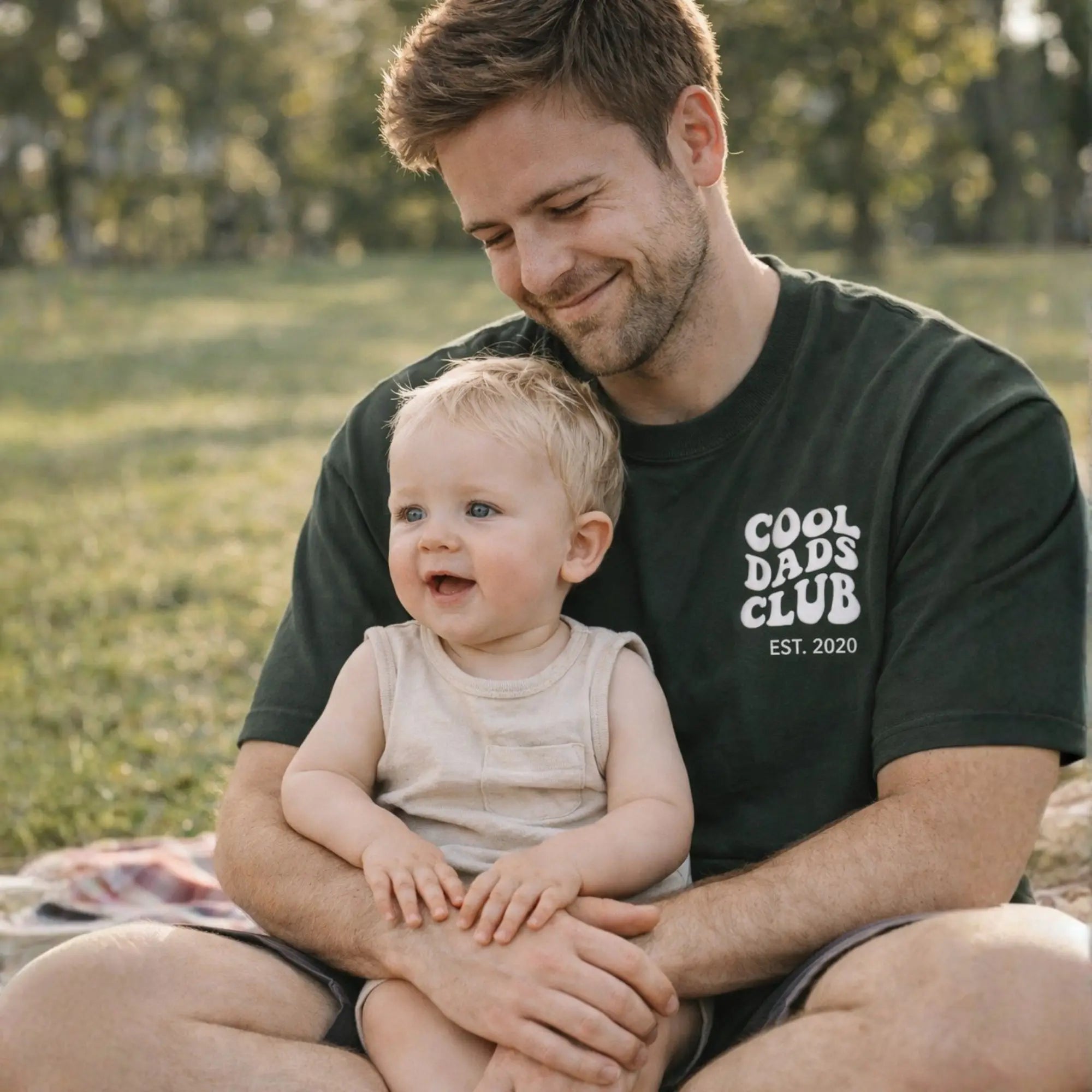 “Cool Dads Club“ - Personalisiertes, besticktes Heavy Cotton T-Shirt
