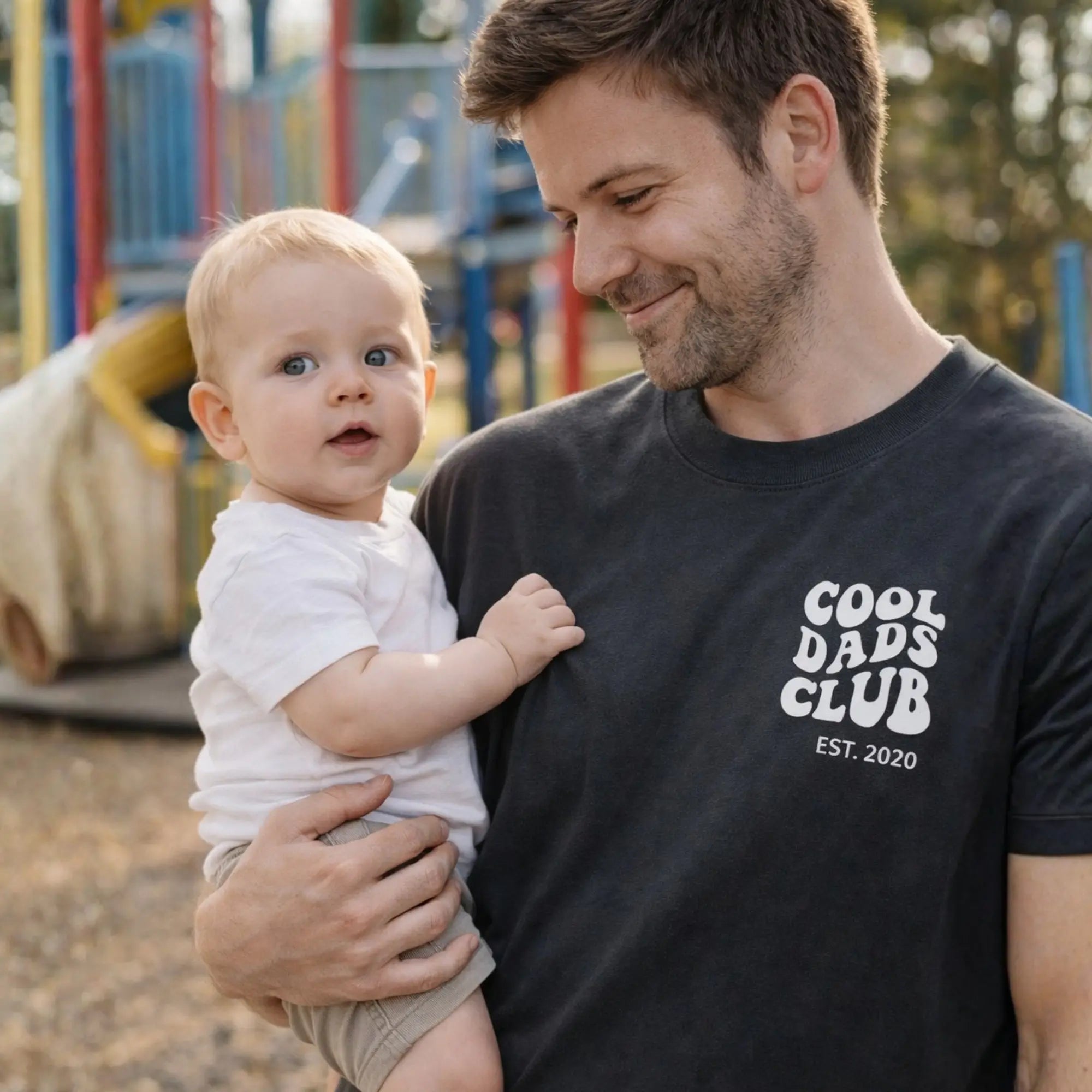 “Cool Dads Club“ - Personalisiertes, besticktes Heavy Cotton T-Shirt