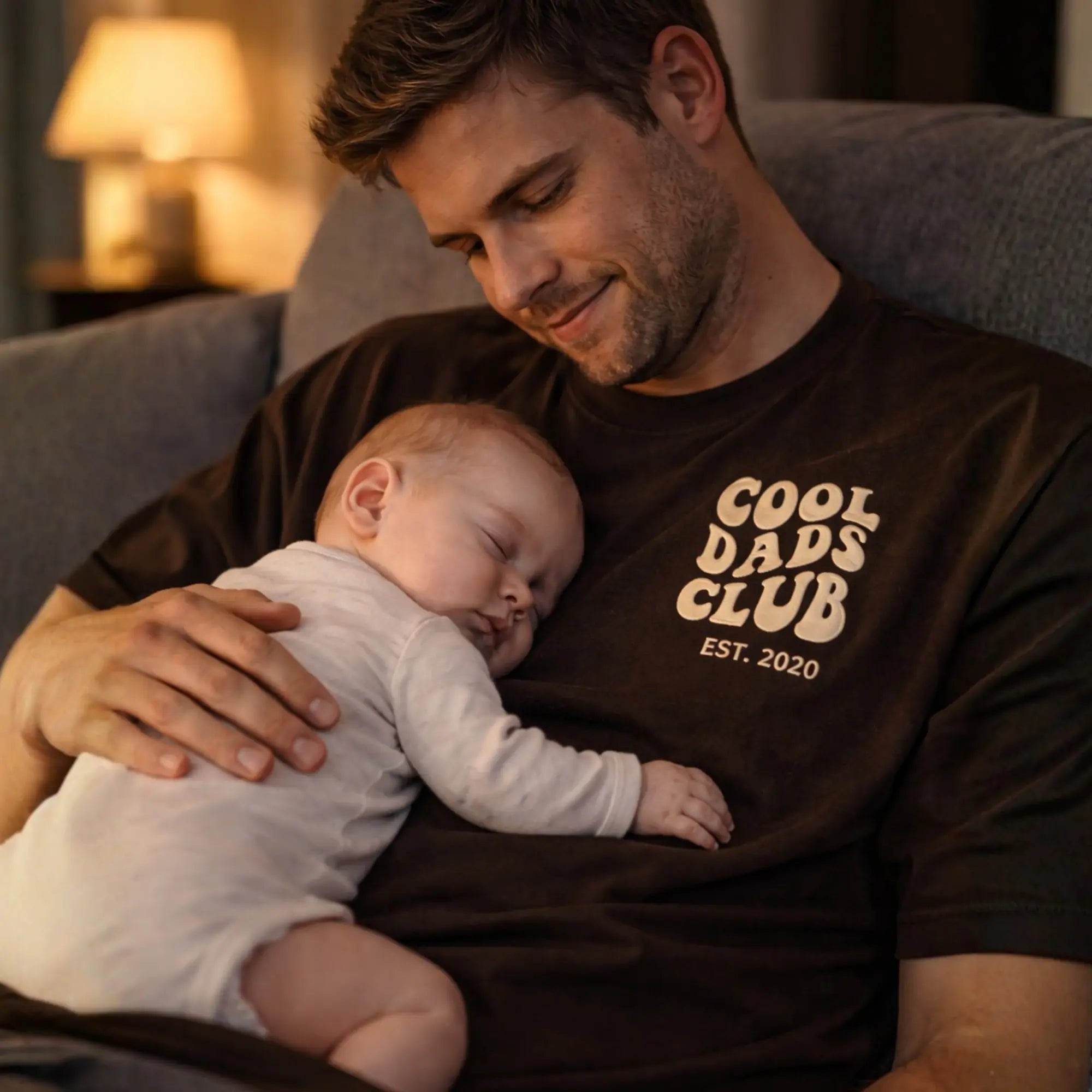 “Cool Dads Club“ - Personalisiertes, besticktes Heavy Cotton T-Shirt