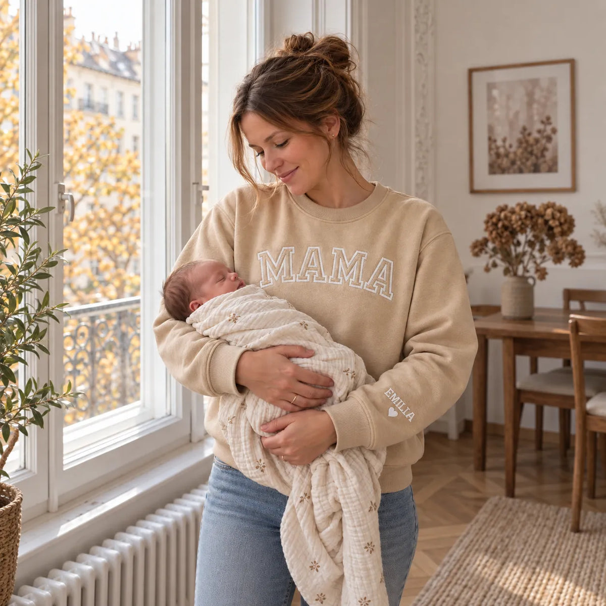 "Mama" - Personalisiertes, besticktes Sweatshirt mit Kindernamen