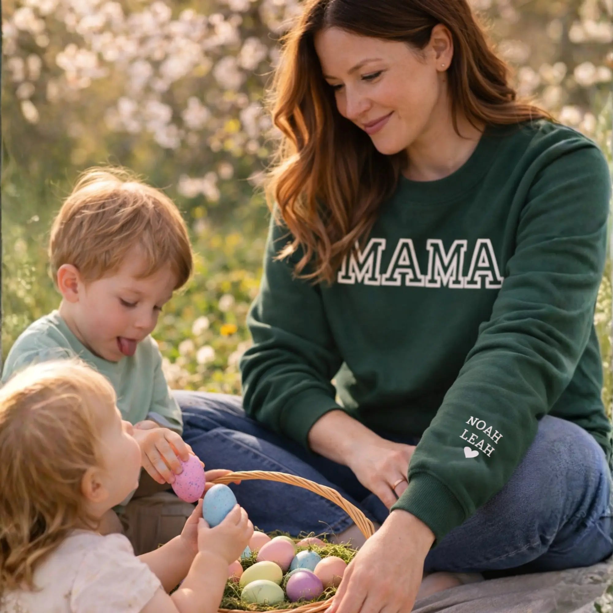 "Mama" - Personalisiertes, besticktes Sweatshirt mit Kindernamen