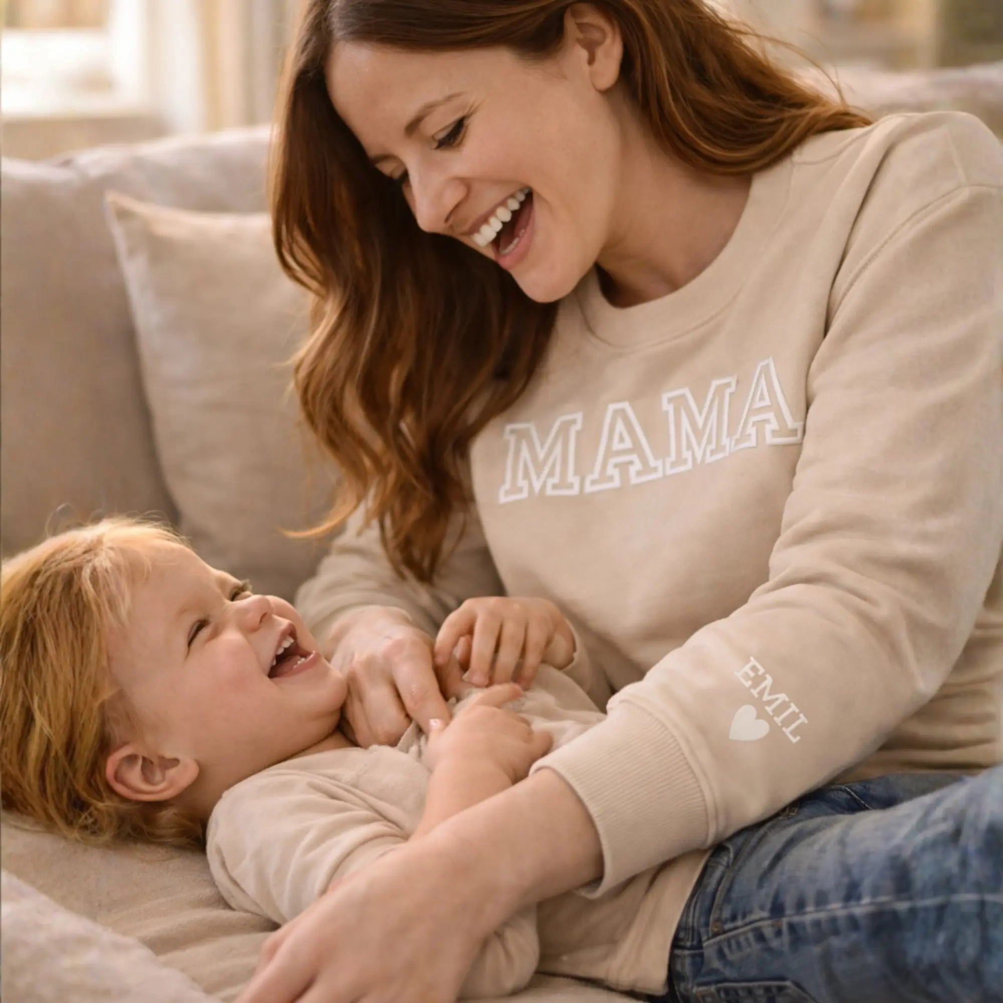 "Mama" - Personalisiertes, besticktes Sweatshirt mit Kindernamen